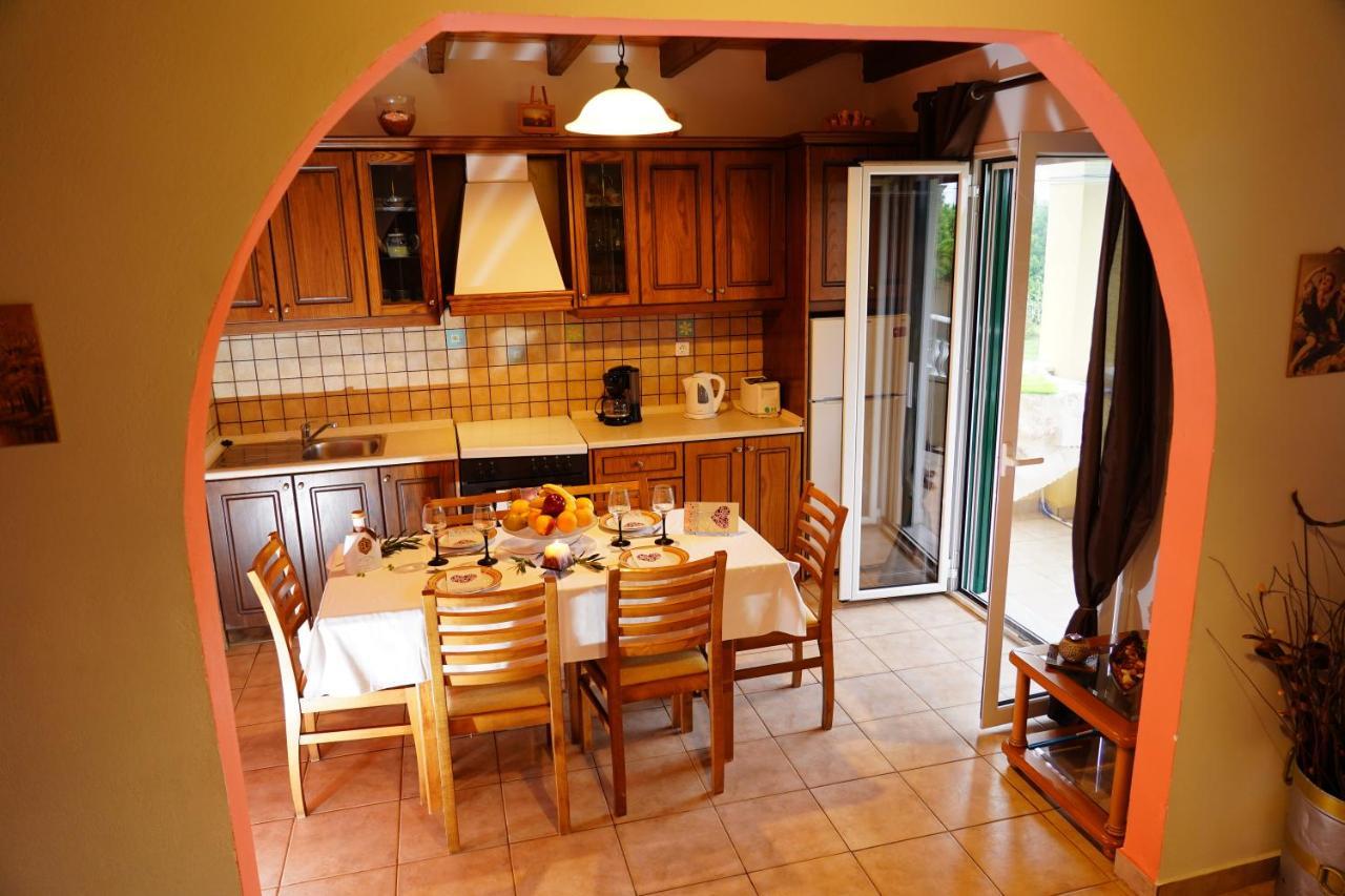 Stefanias Appartments Ágios Matthaíos Bagian luar foto